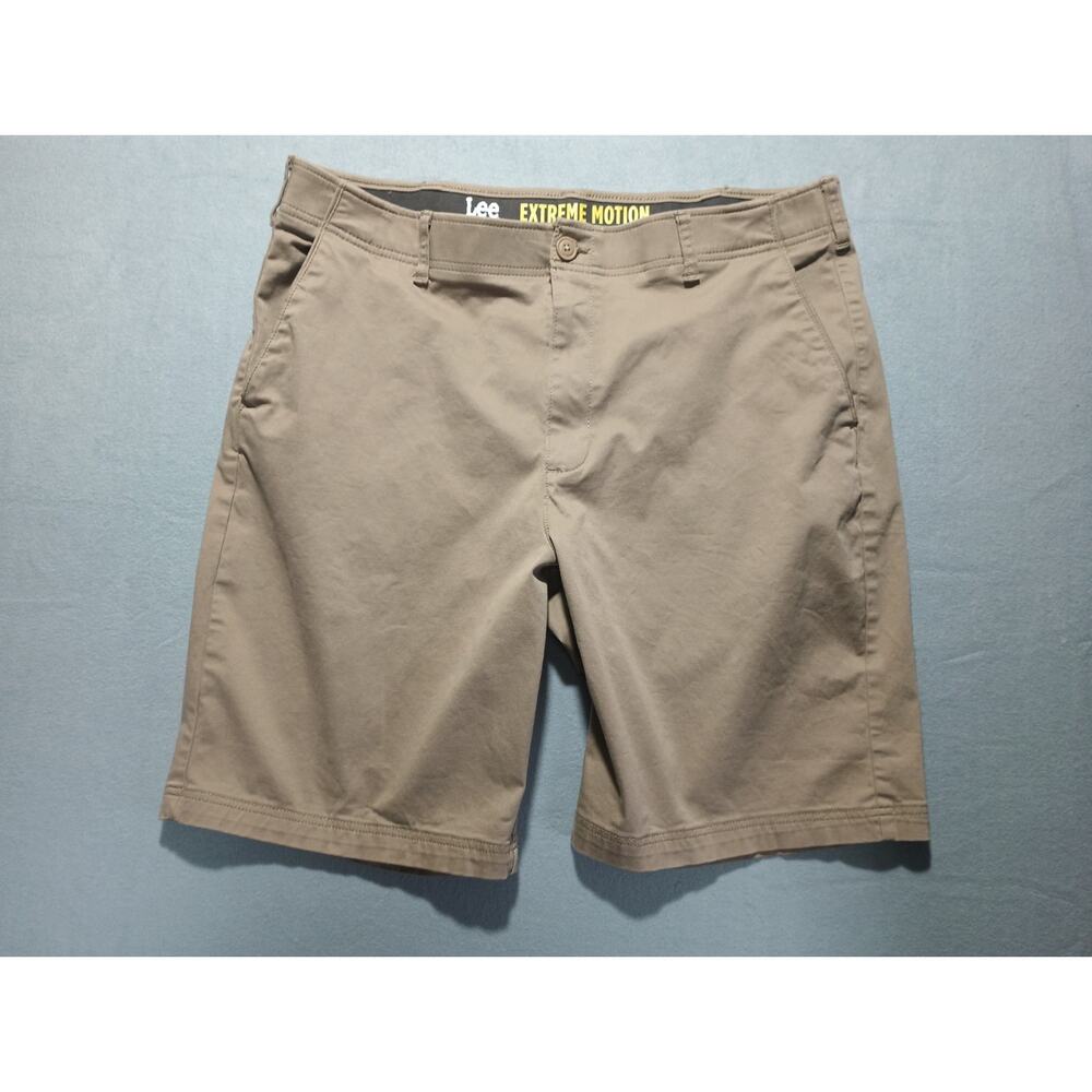 Lee Extreme Motion Men’s Khaki Shorts Size 38 Flat Front Stretch Comfort Casual
